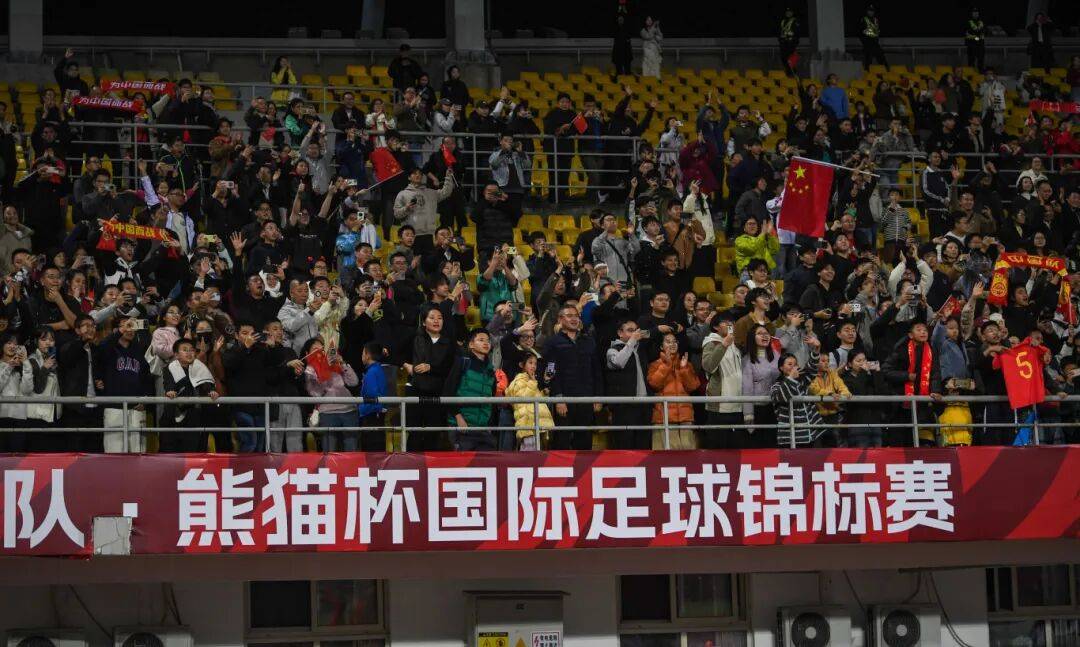 足球锦标赛掀起狂热,球迷争相抢购门票的简单介绍 足球锦标赛掀起狂热,球迷争相抢购门票的简单介绍