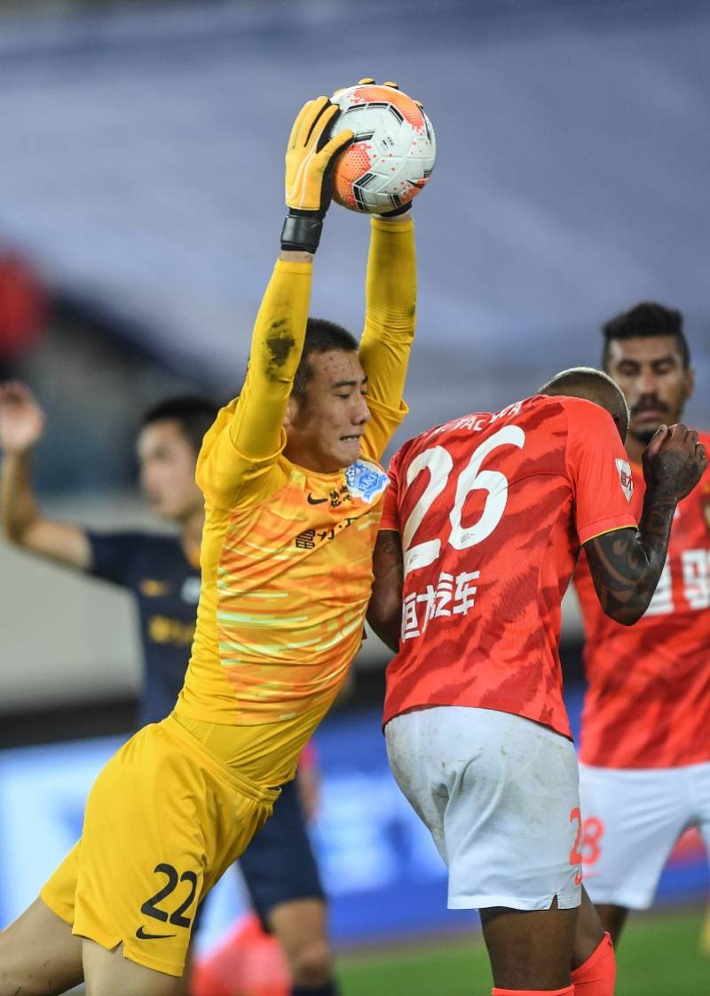 巴格达关门将在比赛中精彩扑救 巴格达关门将在比赛中精彩扑救