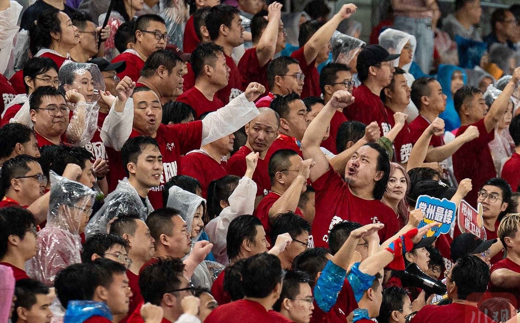 球队球迷气氛热烈,为球员们助威加油 球队球迷气氛热烈,为球员们助威加油