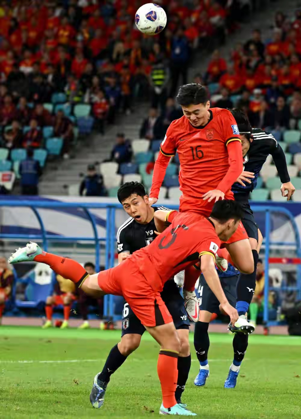 紧张的比赛即将进行,球迷们相约观战 紧张的比赛即将进行,球迷们相约观战