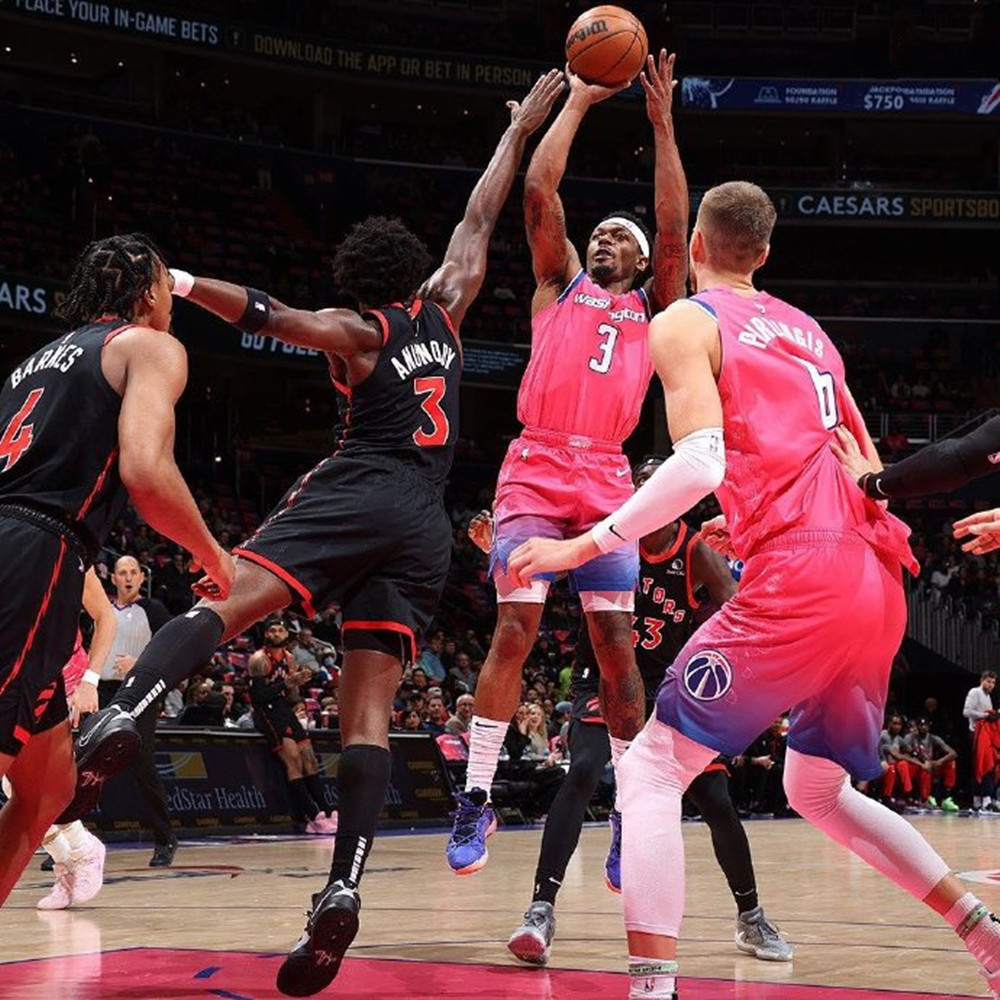 雄鹿B队逆转法国男篮，布克送出助攻