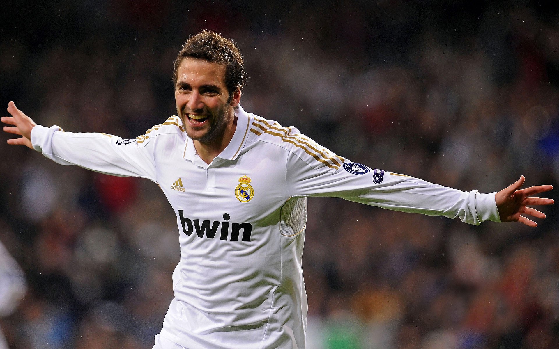 赛道之外，德罗赞的冠军级表现